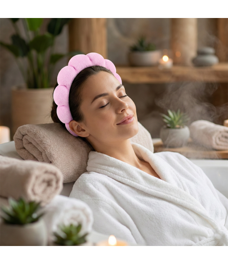 femme détendu avec son serre-tête rose