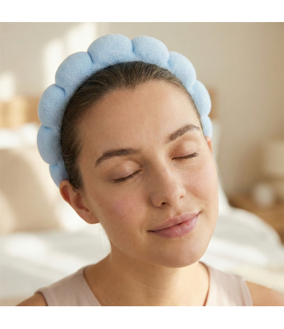femme détendu avec le serre-tête spa bleu